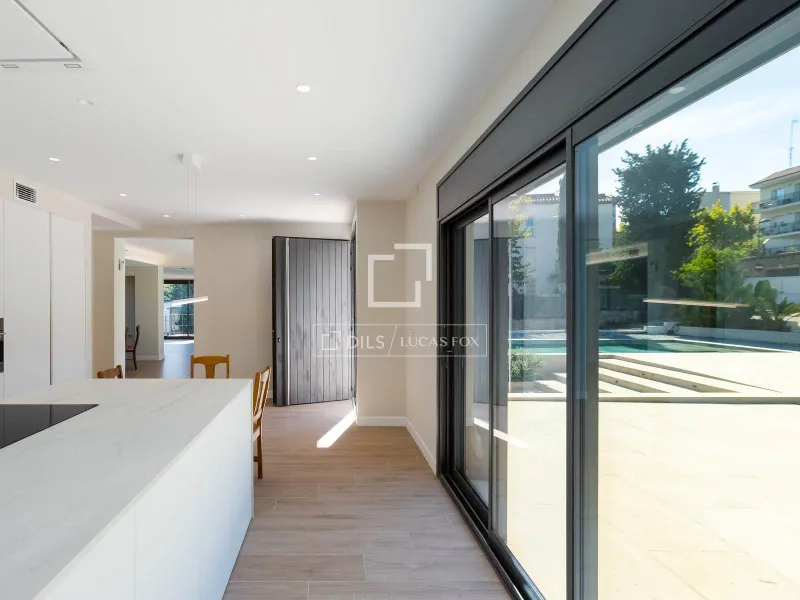 9 Bedroom house / villa with 90m² terrace for sale in Tiana, Barcelona