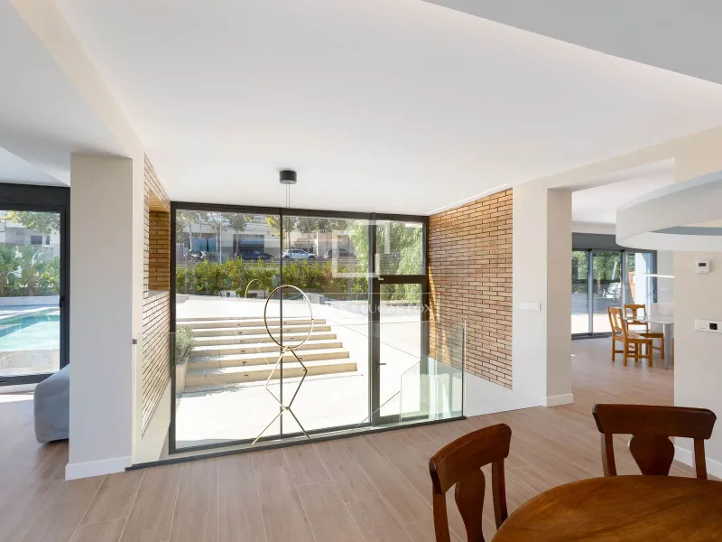 9 Bedroom house / villa with 90m² terrace for sale in Tiana, Barcelona