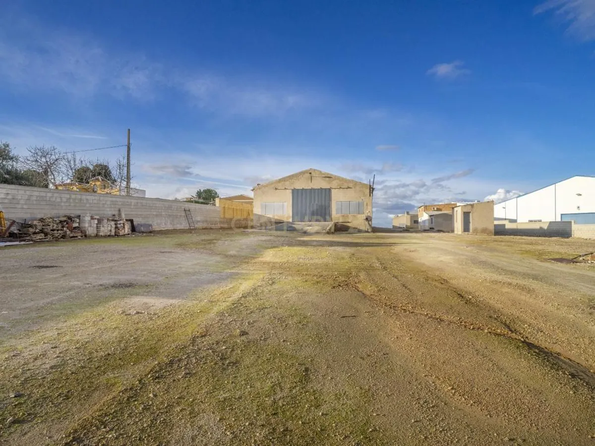 ## NAVES CON PARCELA N.:5935 (Precio: 985.000 Euro)