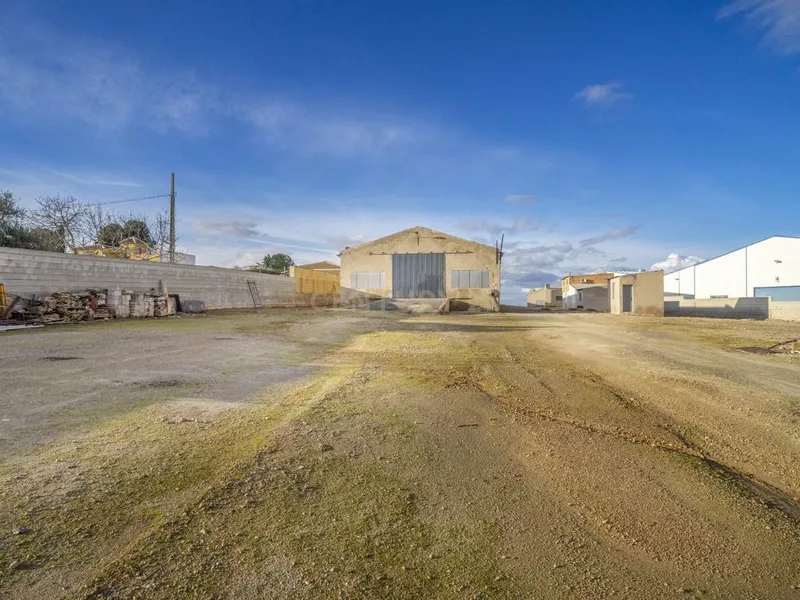 ## NAVES CON PARCELA N.:5935 (Precio: 985.000 Euro)