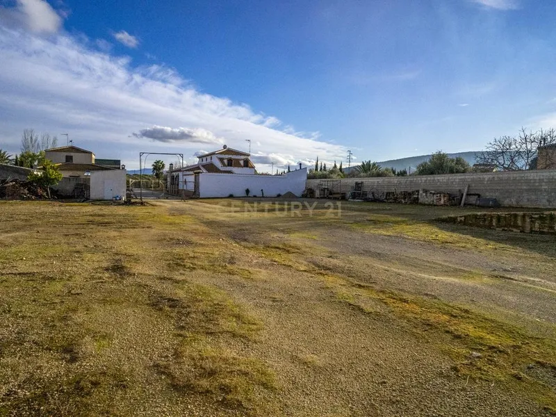 ## NAVES CON PARCELA N.:5935 (Precio: 985.000 Euro)