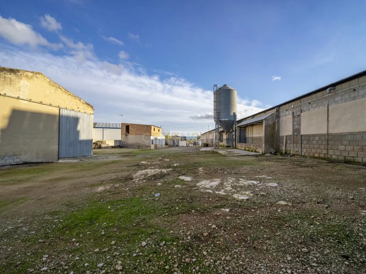 ## NAVES CON PARCELA N.:5935 (Precio: 985.000 Euro)