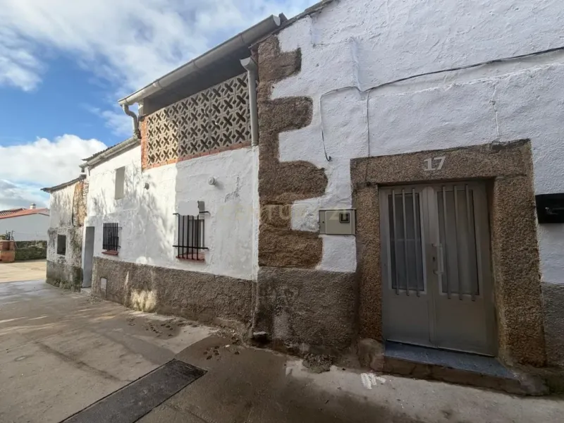 Casa y parcela rústica en Plasenzuela, situada entre Cáceres y Trujillo_ Plasenzuela