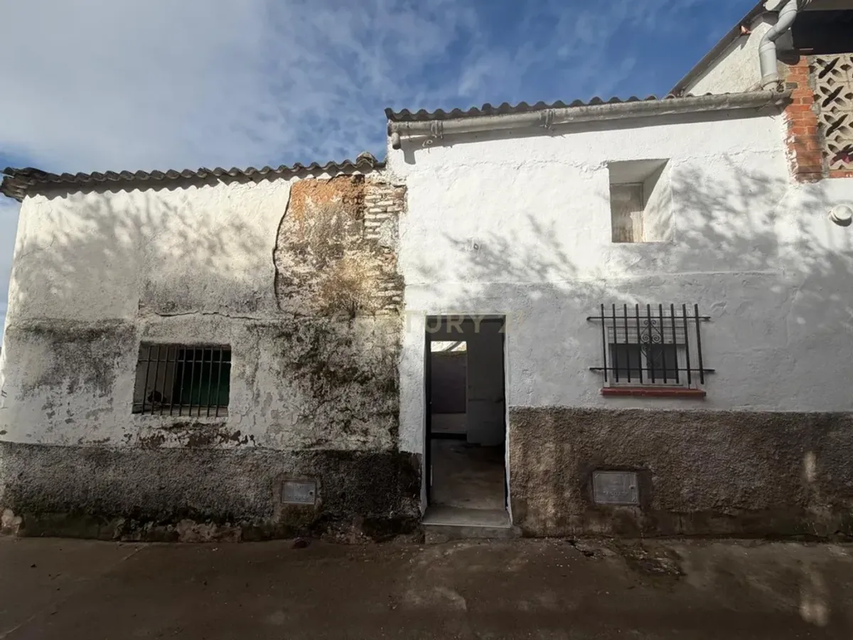 Casa y parcela rústica en Plasenzuela, situada entre Cáceres y Trujillo_ Plasenzuela