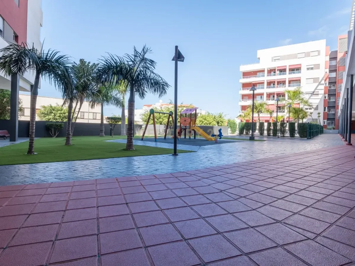 Vivienda luminosa en residencial con piscina, con plaza de garaje y trastero