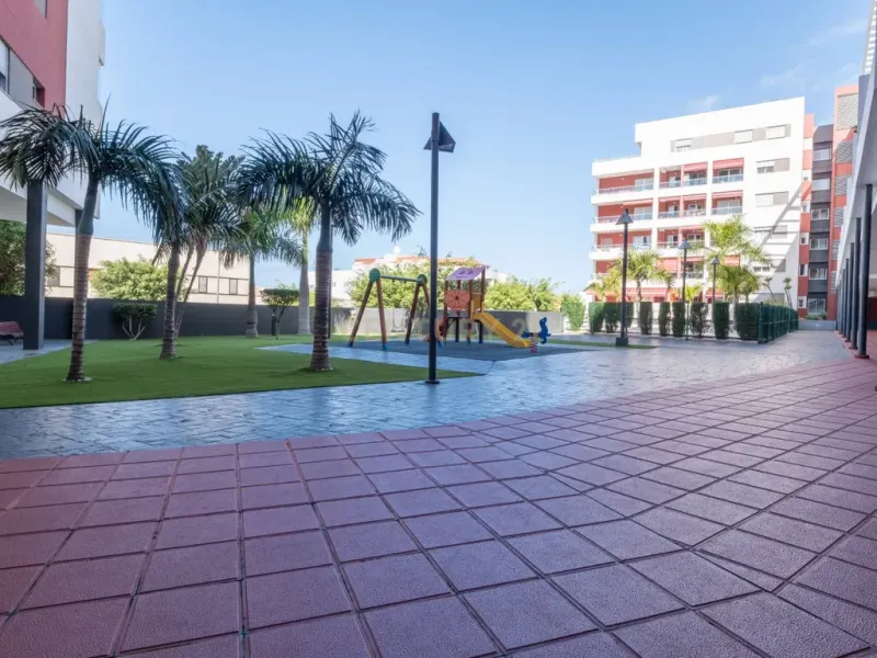 Vivienda luminosa en residencial con piscina, con plaza de garaje y trastero