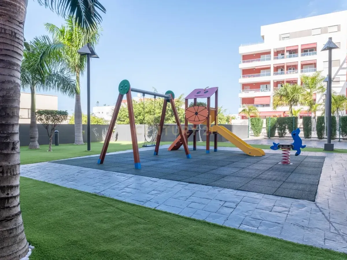 Vivienda luminosa en residencial con piscina, con plaza de garaje y trastero