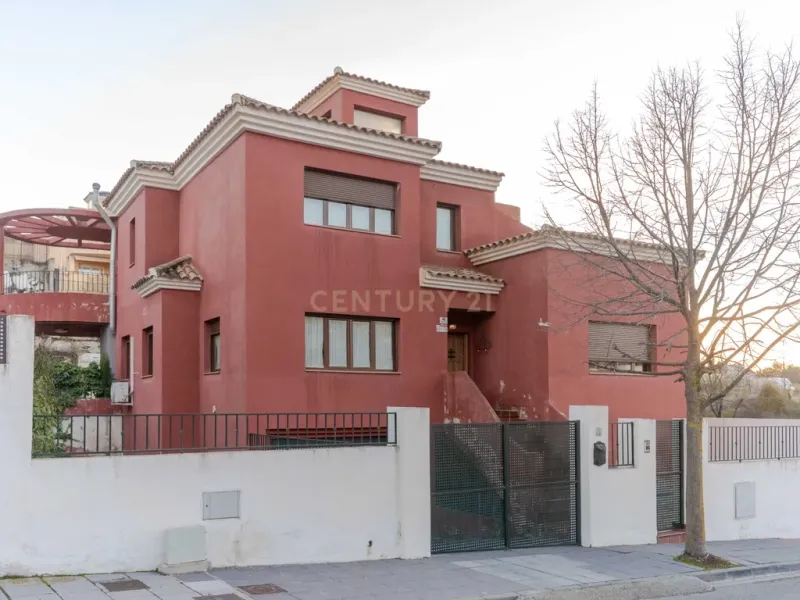 Chalet Independiente en Altos de la Zubia