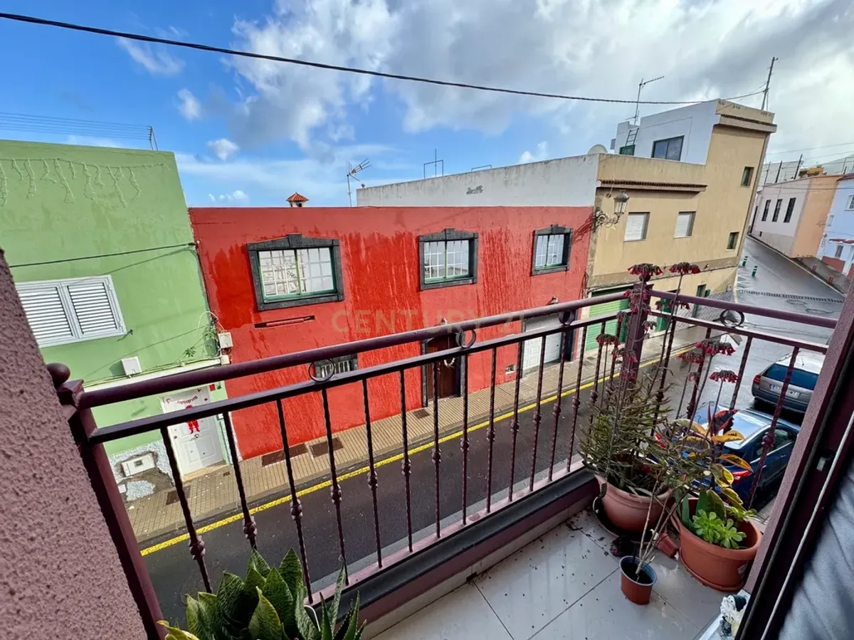 Piso en venta en Arafo con terraza privada, garaje y trastero.