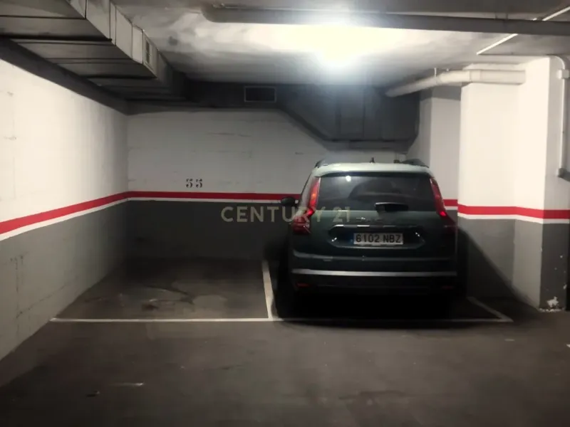 Plaza de aparcamiento casi nueva en Barcelona, Cataluña