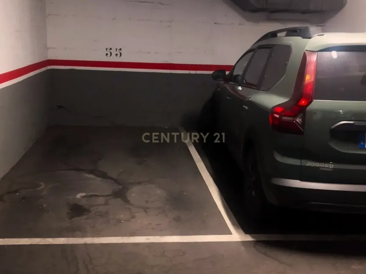 Plaza de aparcamiento casi nueva en Barcelona, Cataluña