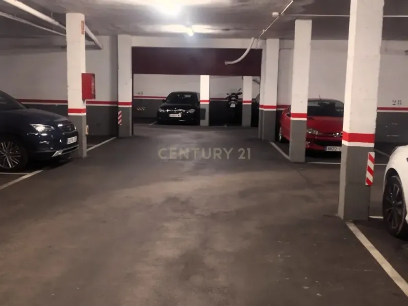 Plaza de aparcamiento casi nueva en Barcelona, Cataluña