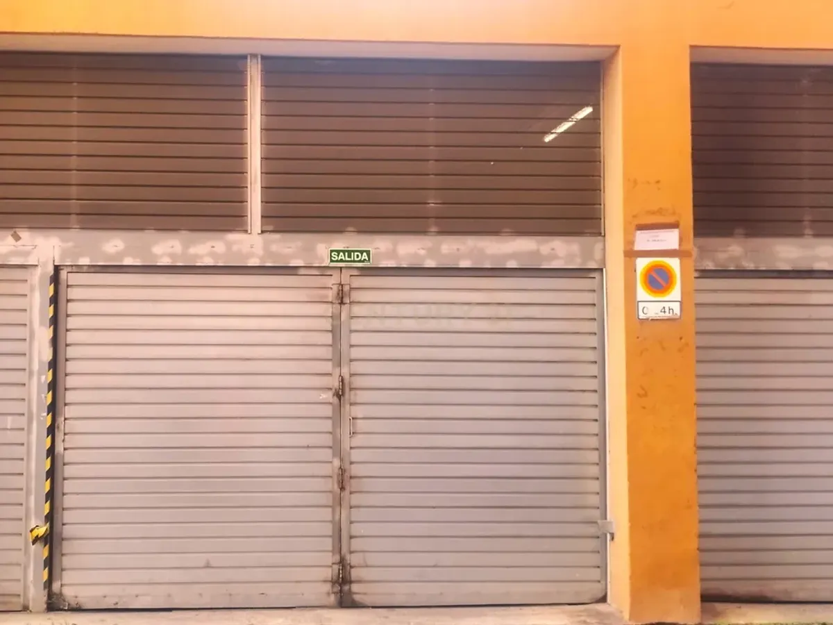 Plaza de aparcamiento casi nueva en Barcelona, Cataluña