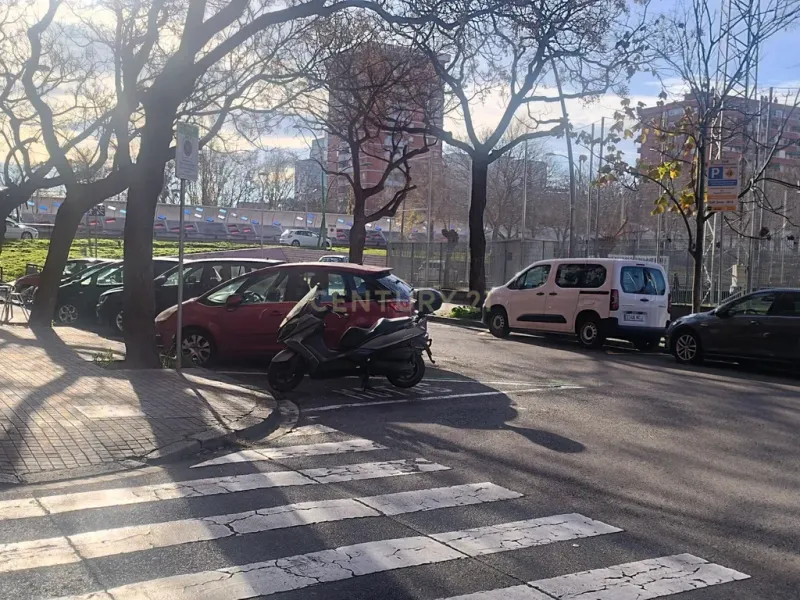 Plaza de aparcamiento casi nueva en Barcelona, Cataluña