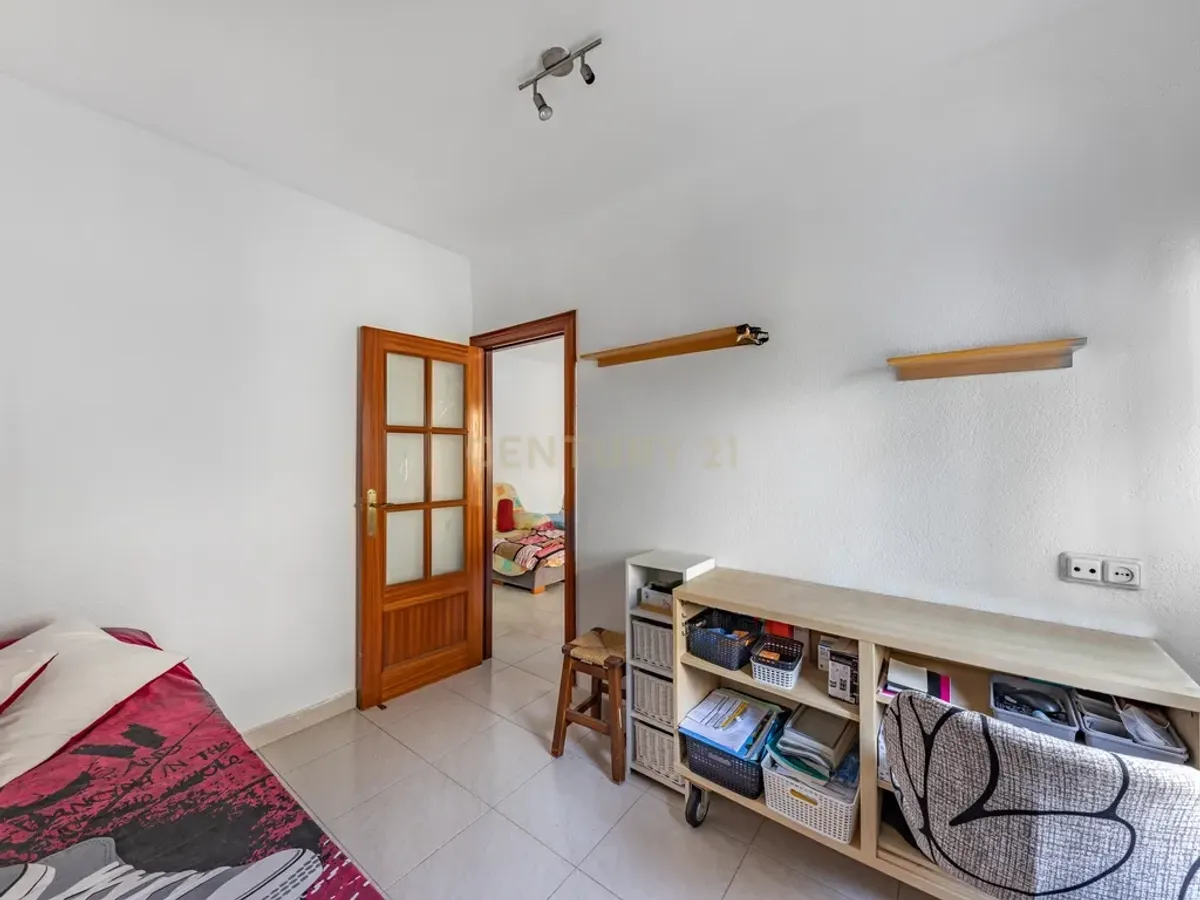 Piso luminoso con balcón y patio en La Bòbila – Sitges