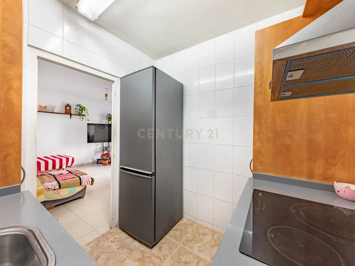 Piso luminoso con balcón y patio en La Bòbila – Sitges