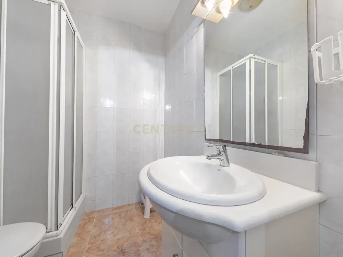 Piso luminoso con balcón y patio en La Bòbila – Sitges