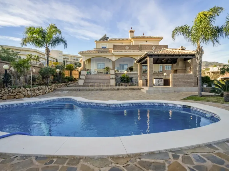 ✨ Villa Independiente de Lujo con Vistas al Mar en Benalmádena Costa