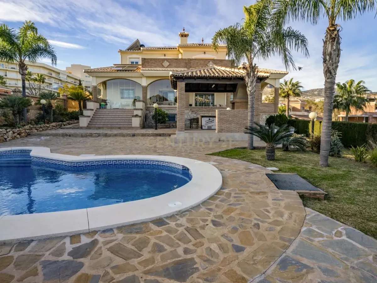 ✨ Villa Independiente de Lujo con Vistas al Mar en Benalmádena Costa