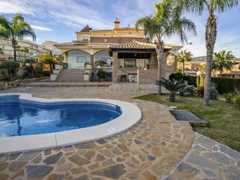 ✨ Villa Independiente de Lujo con Vistas al Mar en Benalmádena Costa