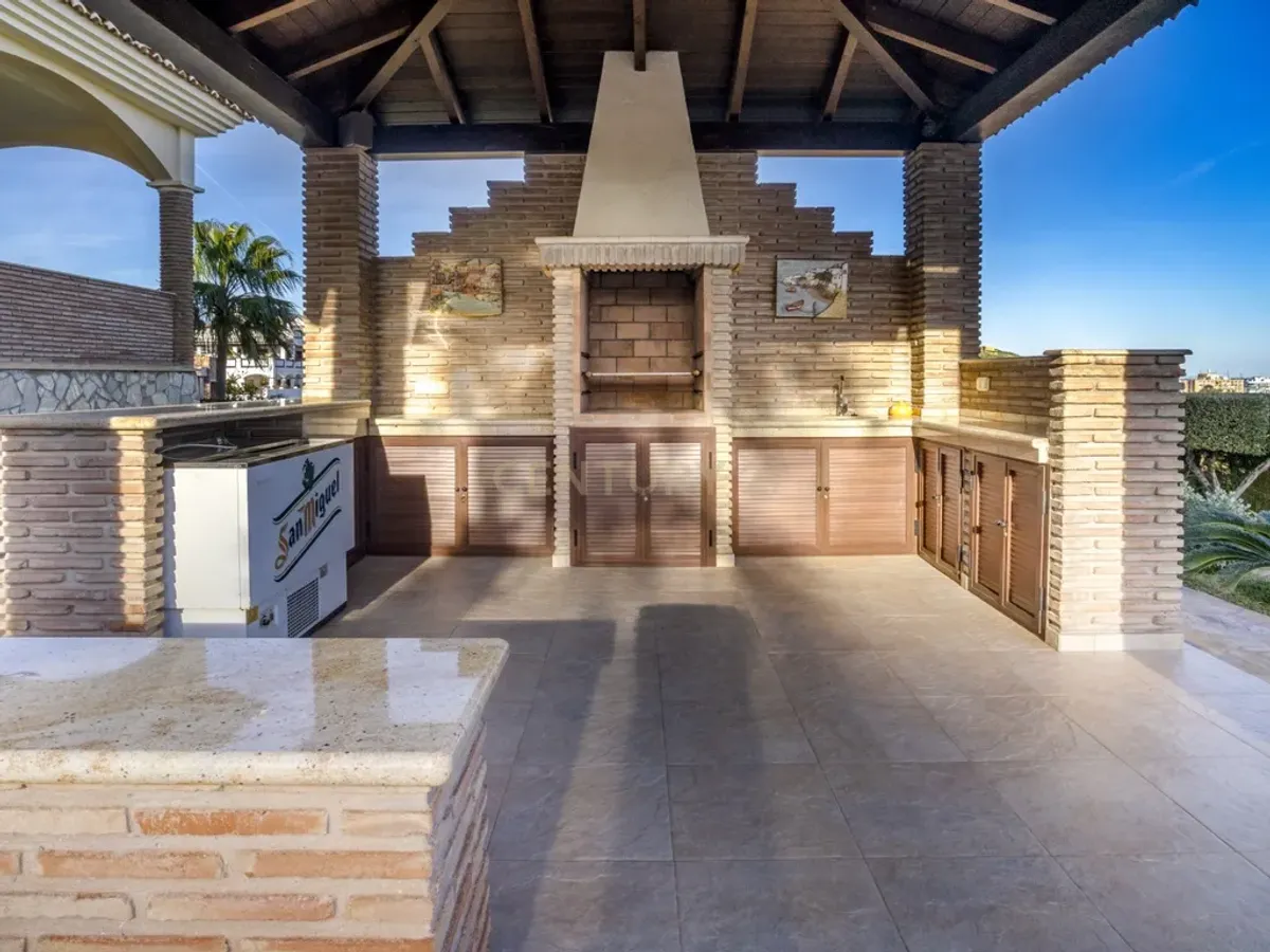 ✨ Villa Independiente de Lujo con Vistas al Mar en Benalmádena Costa