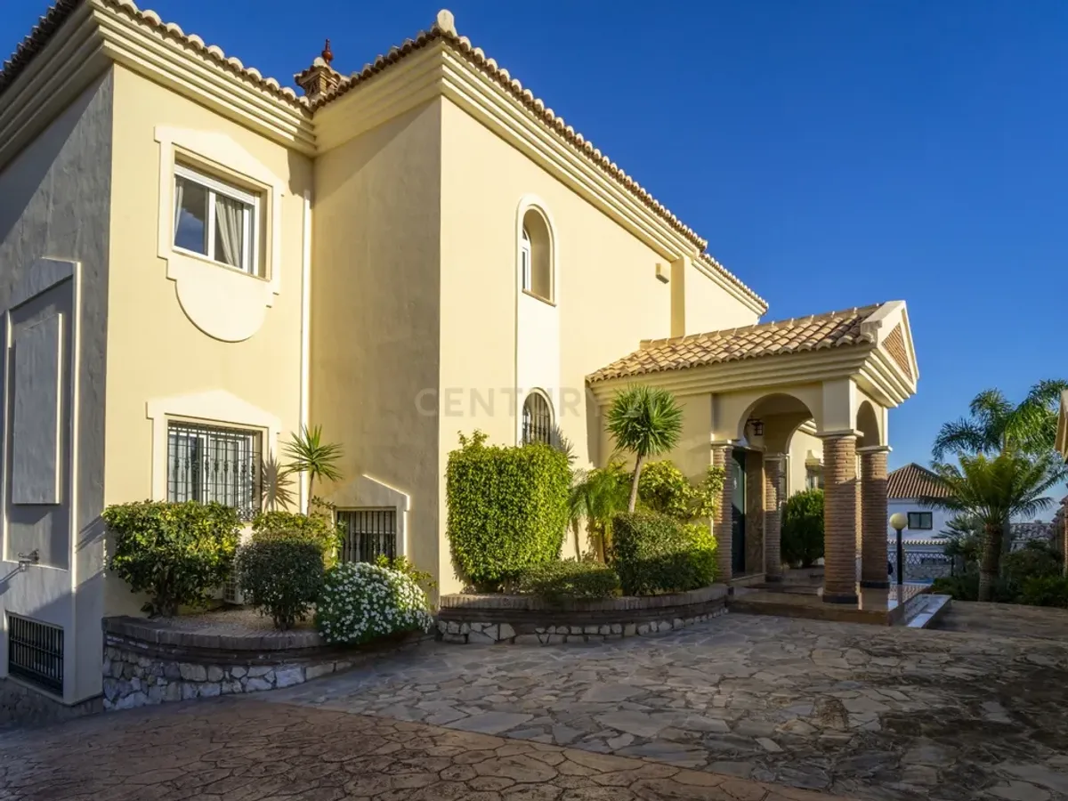 ✨ Villa Independiente de Lujo con Vistas al Mar en Benalmádena Costa