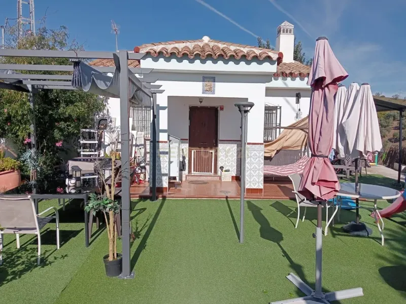 Exclusiva finca rústica con dos viviendas y vistas panorámicas en Estación de Cártama