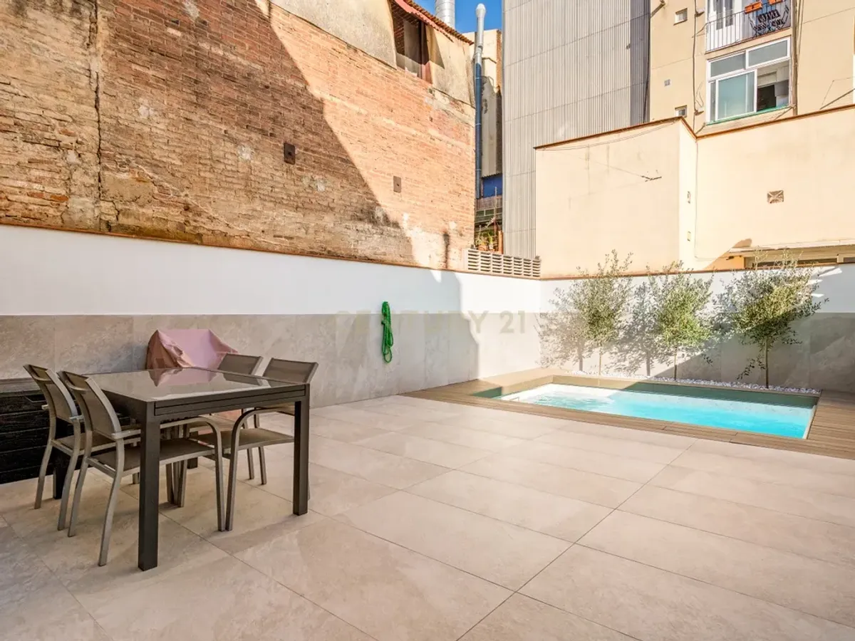 Casa con piscina privada y terrazas en Poblenou: un auténtico oasis en Barcelona