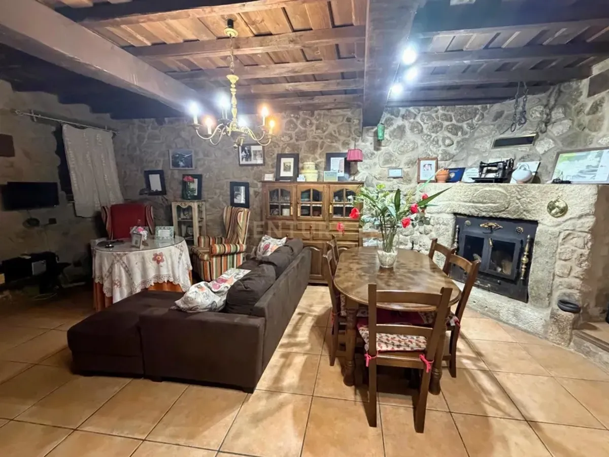 Encanto rural en venta: casa adosada con licencia turística en el corazón de la Sierra de Gata.