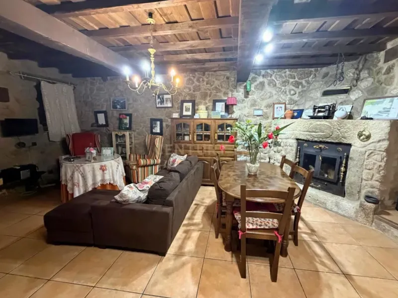 Encanto rural en venta: casa adosada con licencia turística en el corazón de la Sierra de Gata.
