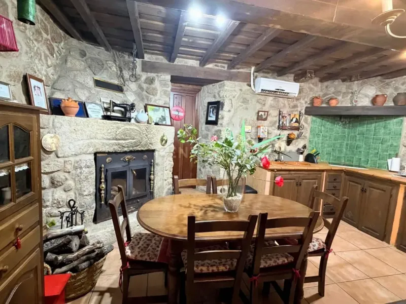 Encanto rural en venta: casa adosada con licencia turística en el corazón de la Sierra de Gata.