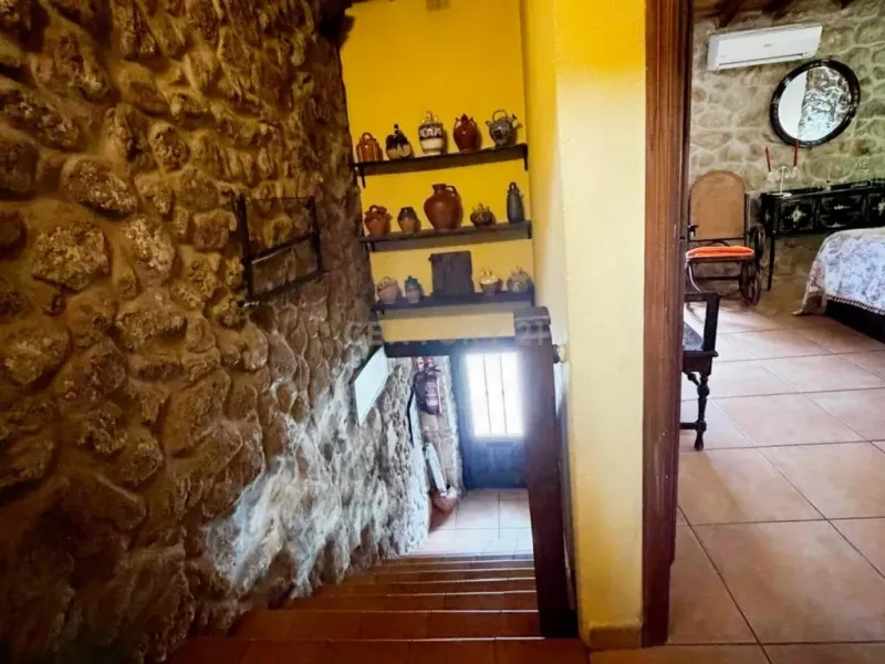Encanto rural en venta: casa adosada con licencia turística en el corazón de la Sierra de Gata.