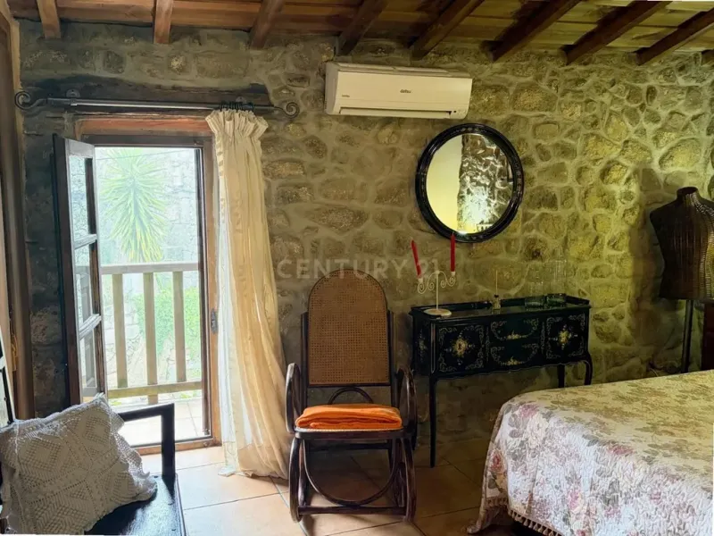 Encanto rural en venta: casa adosada con licencia turística en el corazón de la Sierra de Gata.