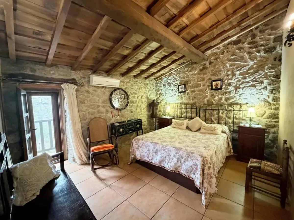 Encanto rural en venta: casa adosada con licencia turística en el corazón de la Sierra de Gata.