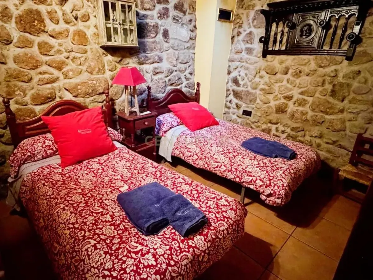 Encanto rural en venta: casa adosada con licencia turística en el corazón de la Sierra de Gata.