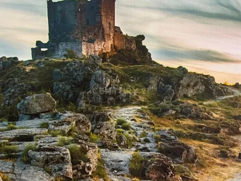 Encanto rural en venta: casa adosada con licencia turística en el corazón de la Sierra de Gata.