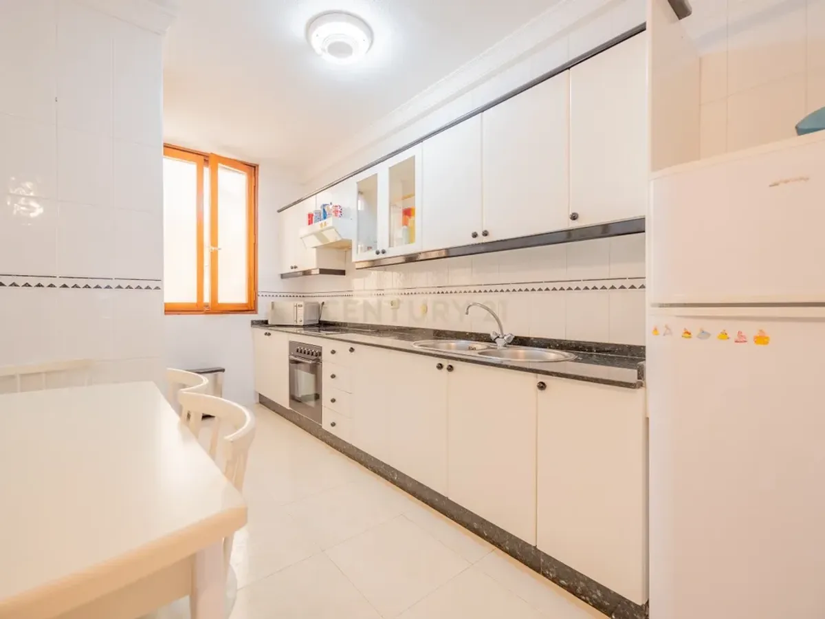 VENDO AMPLIA VIVIENDA LUMINOSA EN ESQUINA