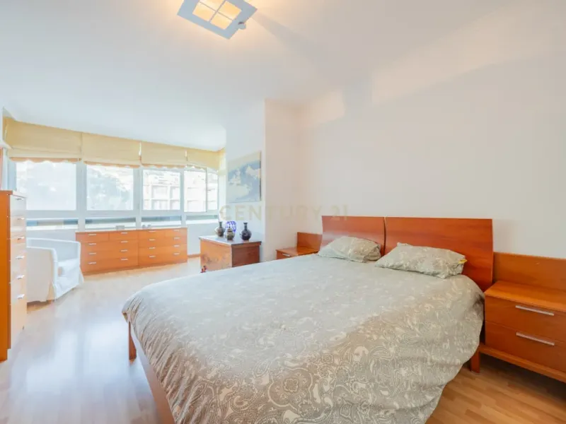 VENDO AMPLIA VIVIENDA LUMINOSA EN ESQUINA