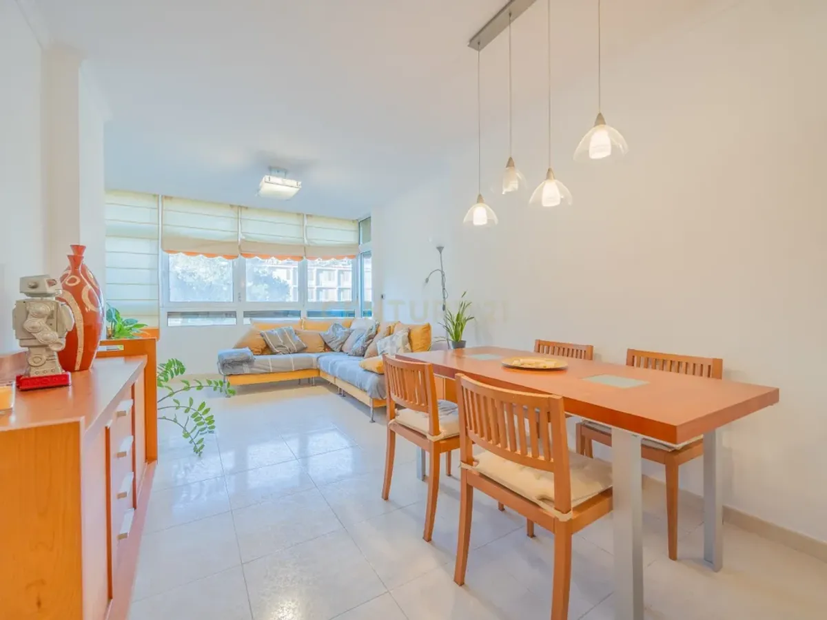 VENDO AMPLIA VIVIENDA LUMINOSA EN ESQUINA