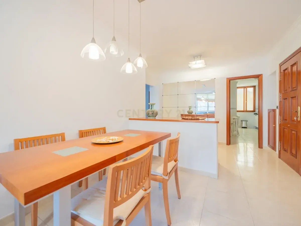 VENDO AMPLIA VIVIENDA LUMINOSA EN ESQUINA