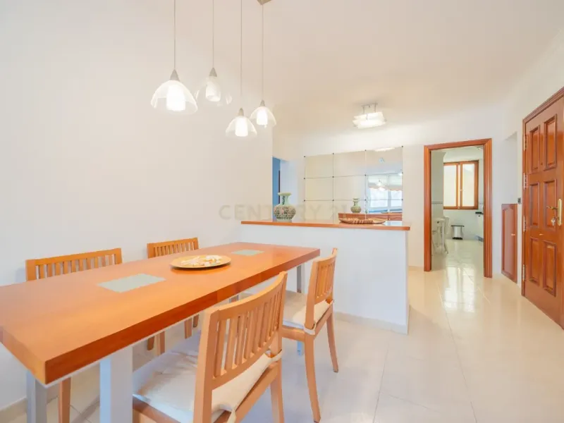 VENDO AMPLIA VIVIENDA LUMINOSA EN ESQUINA