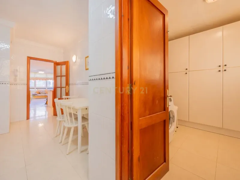 VENDO AMPLIA VIVIENDA LUMINOSA EN ESQUINA