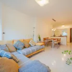 VENDO AMPLIA VIVIENDA LUMINOSA EN ESQUINA 9