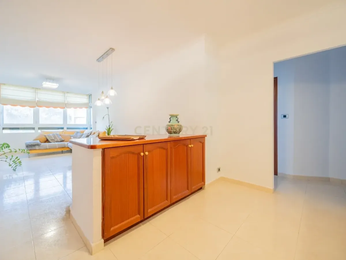 VENDO AMPLIA VIVIENDA LUMINOSA EN ESQUINA