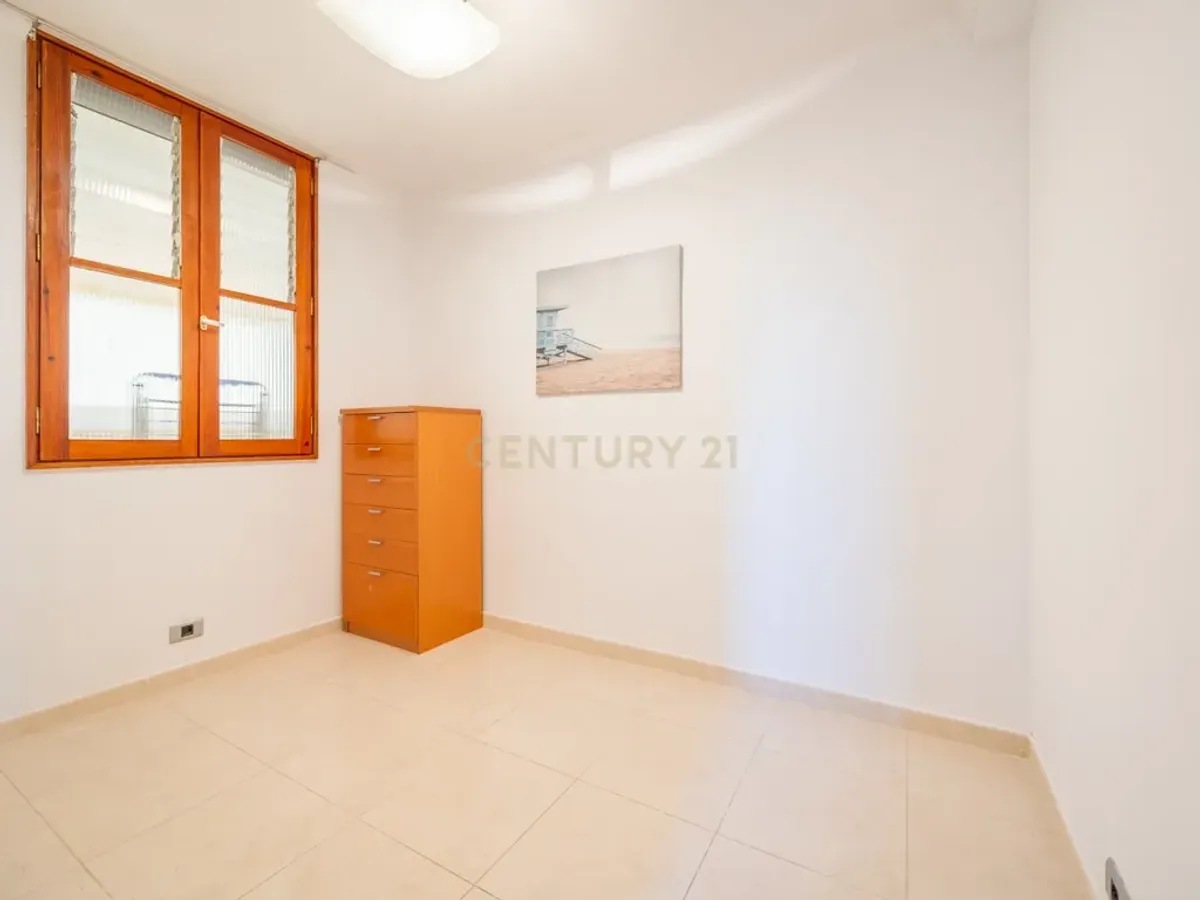 VENDO AMPLIA VIVIENDA LUMINOSA EN ESQUINA