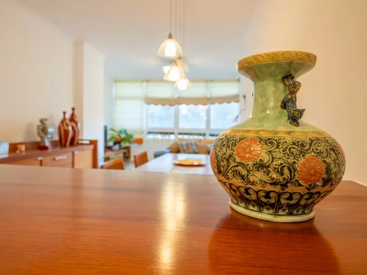 VENDO AMPLIA VIVIENDA LUMINOSA EN ESQUINA