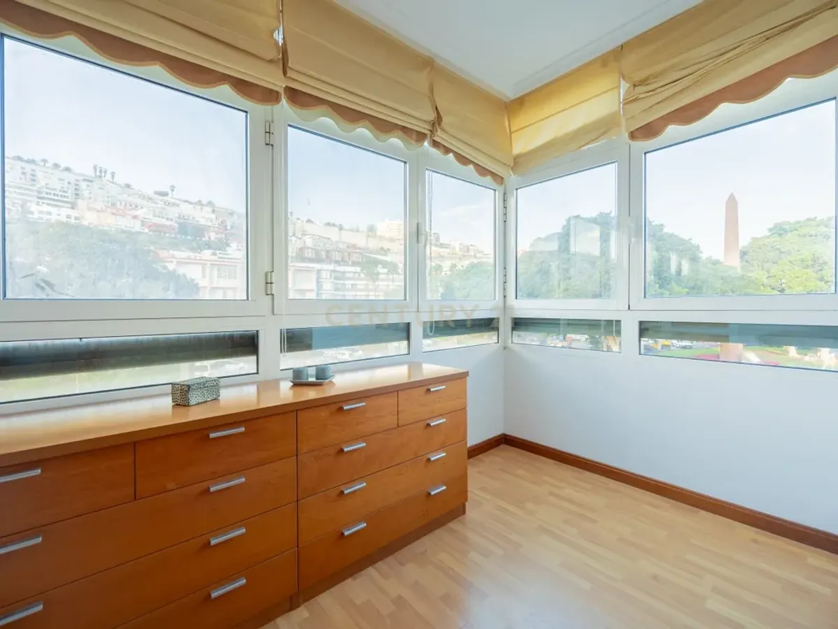 VENDO AMPLIA VIVIENDA LUMINOSA EN ESQUINA