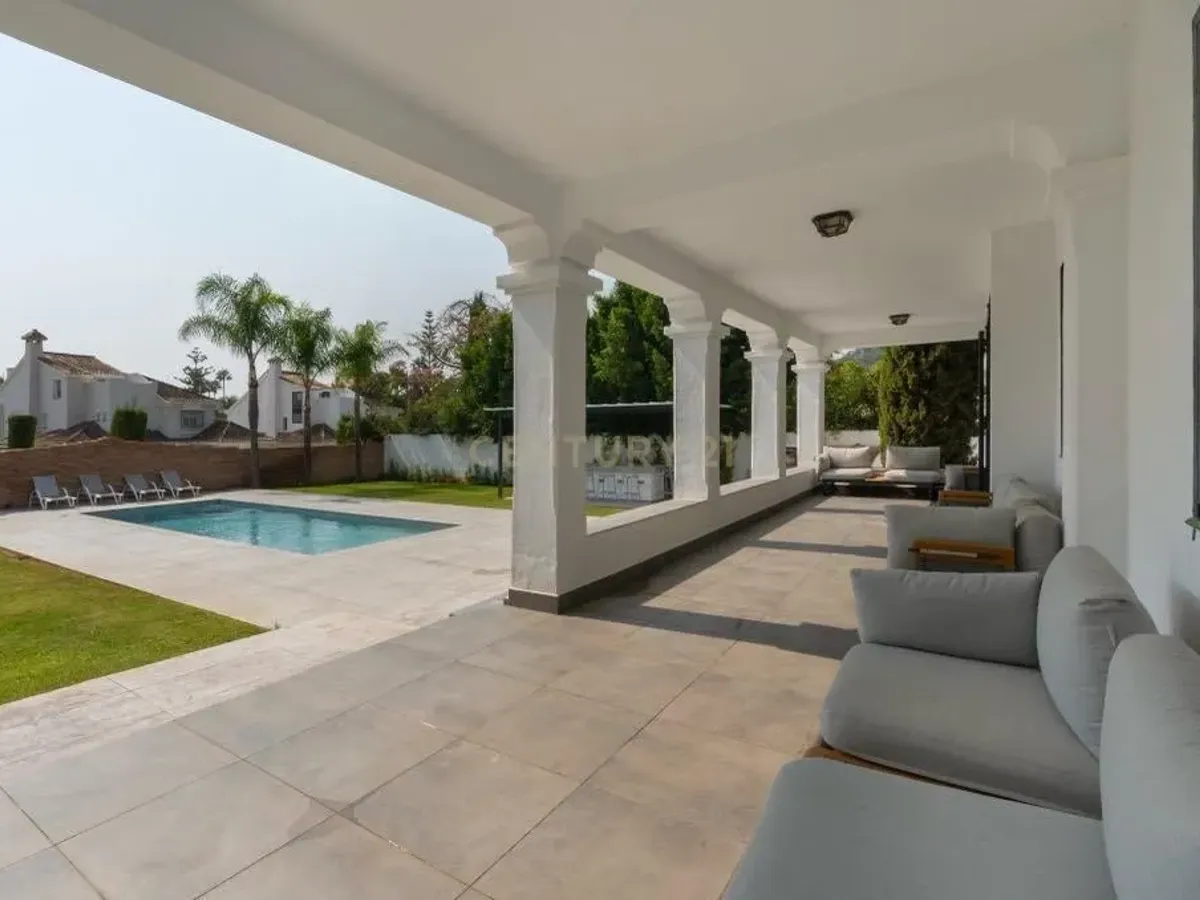 VILLA AMPLIA CON PRIVACIDAD EN NUEVA ANDALUCÍA