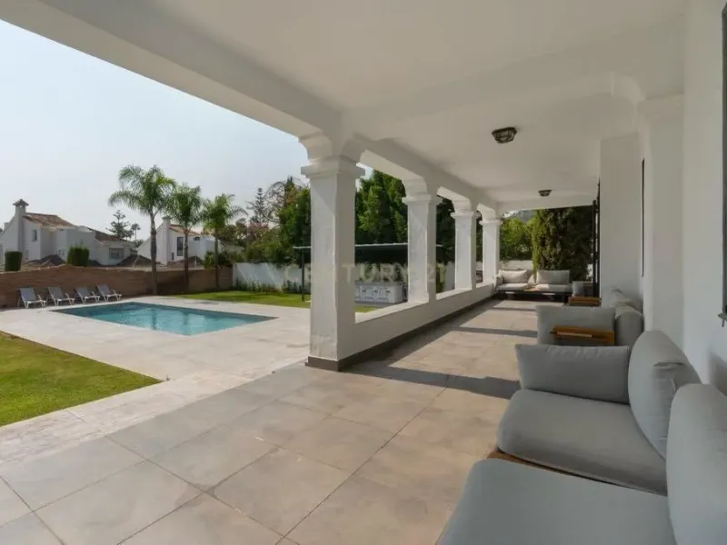 VILLA AMPLIA CON PRIVACIDAD EN NUEVA ANDALUCÍA