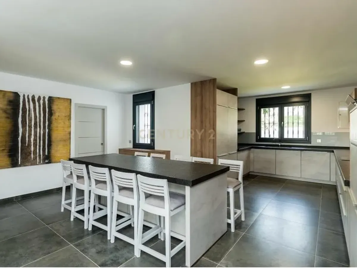 VILLA AMPLIA CON PRIVACIDAD EN NUEVA ANDALUCÍA